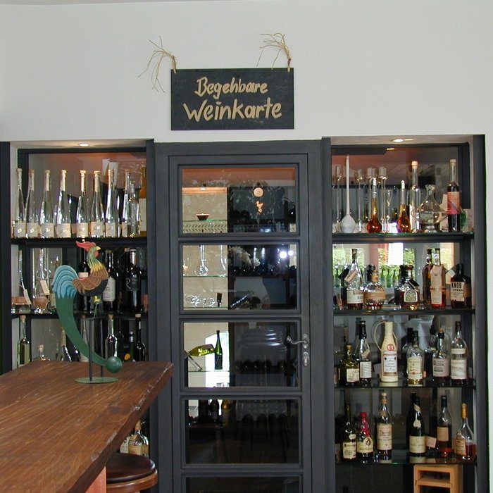 Der Eingang zur begehbaren Weinkarte mit vielen Top-Sherries im Landgasthof Paulus