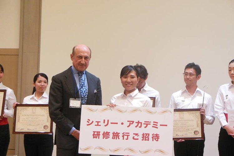 Beltrán Domecq, presidente del Consejo Regulador entrega el título de ganadora del concurso de venenciadores a Noriko Sakai Sakumoto.