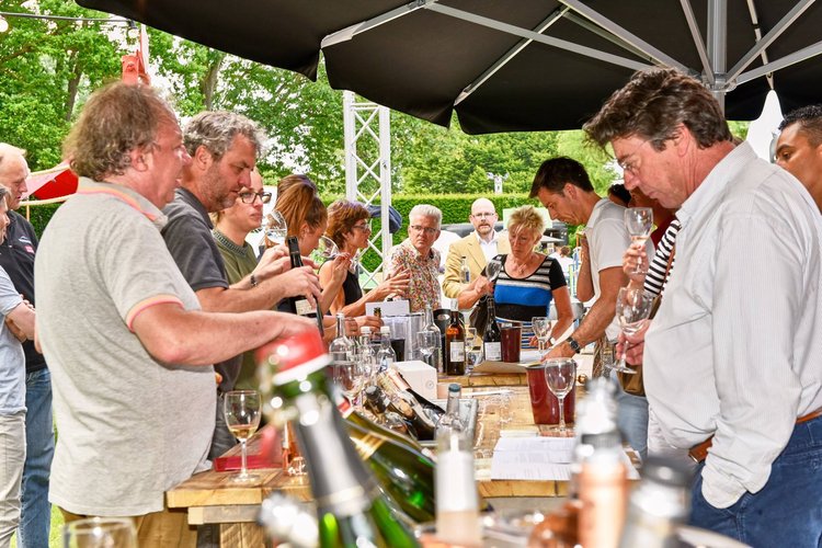 Alle wijnen werden uitgebreid geproefd