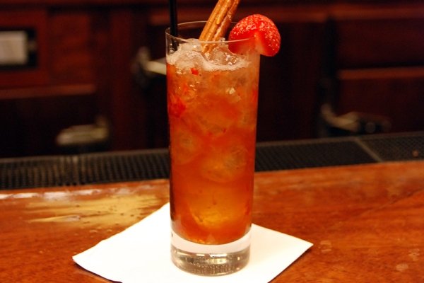2007_-_madrono_strawberry_bush_cobbler_by_giuseppe_gonzalez_flatiron_lounge_new_york_ny.jpg