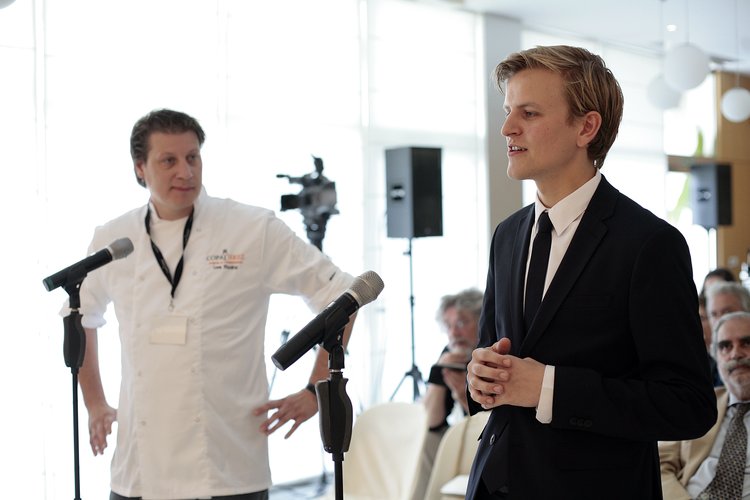 Leon Mazairac en Goos van den Berg presenteren zich voor de jury