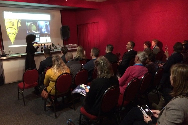 Paola Medina geeft een sherryworkshop