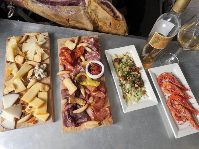 Fino tres Palmas with Red prawns or charcuterie&Cheese boards.