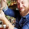 Vesper's bartender Niels van Wouwe maakt zijn signatuurcocktail