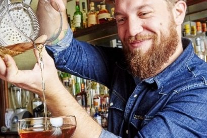 Vesper's bartender Niels van Wouwe maakt zijn signatuurcocktail