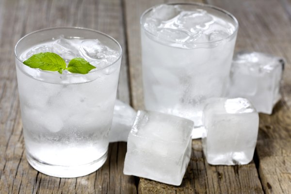 Hoe meer ijs, hoe minder waterig je cocktail wordt.