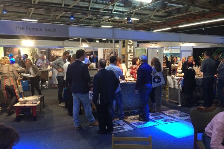 Drukte bij de sherrystand op het Female Touch plein 