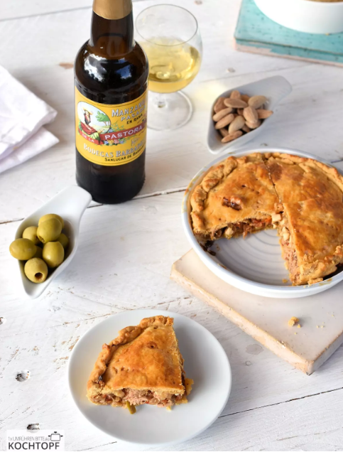 tuna_empanada_with_manzanilla_pasada_pastora.png