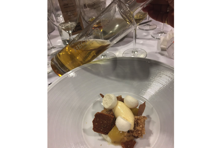 Nagerecht van creme, cake en puree van pecannoten met geconfijte nectarine en jasmijn